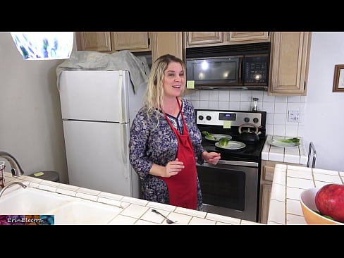 ❤️ Matrigna che lo munge in cucina prima del suo appuntamento ❤️❌ Solo porno al it.moresexmovies.ru